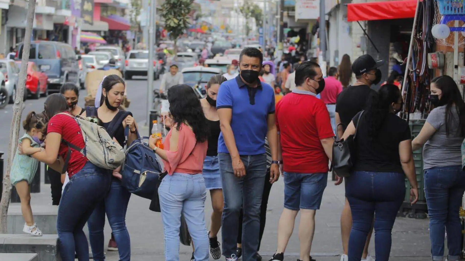 Tapatíos paseando en las calles de Guadalajara